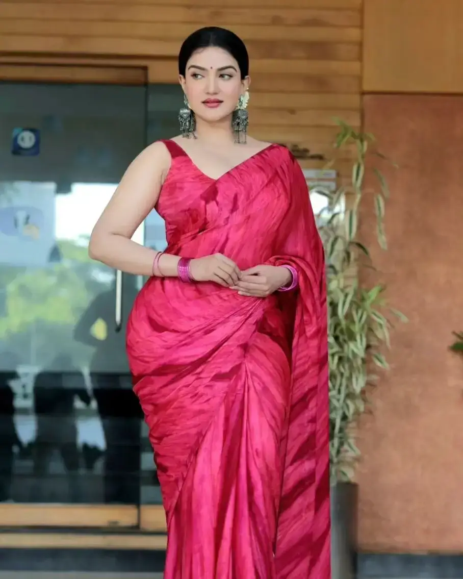 TRADITIONAL MALAYALAM ACTRESS HONEY ROSE IN RED SAREE 9